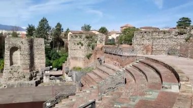 Benevento, Campania, İtalya, 26 Mart 2023: Roma Tiyatrosu 2. yüzyılda Piazza Caio Ponzio Telesino 'nun altında inşa edilmiştir.