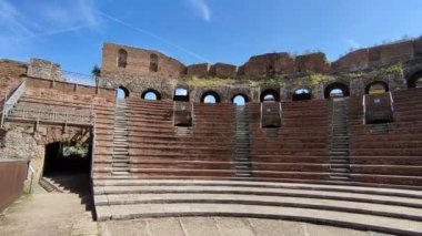 Benevento, Campania, İtalya, 26 Mart 2023: Roma Tiyatrosu 2. yüzyılda Piazza Caio Ponzio Telesino 'nun altında inşa edilmiştir.