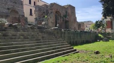 Benevento, Campania, İtalya, 26 Mart 2023: Roma Tiyatrosu 2. yüzyılda Piazza Caio Ponzio Telesino 'nun altında inşa edilmiştir.