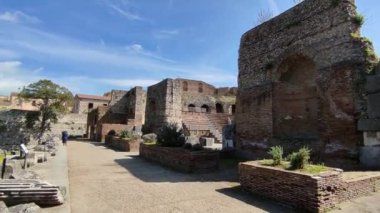 Benevento, Campania, İtalya, 26 Mart 2023: Roma Tiyatrosu 2. yüzyılda Piazza Caio Ponzio Telesino 'nun altında inşa edilmiştir.