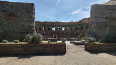Benevento, Campania, İtalya, 26 Mart 2023: Roma Tiyatrosu 2. yüzyılda Piazza Caio Ponzio Telesino 'nun altında inşa edilmiştir.