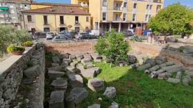 Benevento, Campania, İtalya, 26 Mart 2023: Roma Tiyatrosu 2. yüzyılda Piazza Caio Ponzio Telesino 'nun altında inşa edilmiştir.