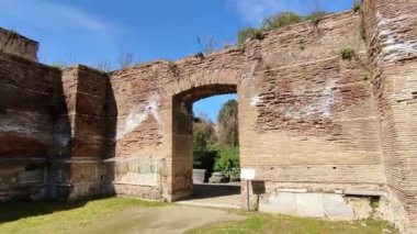 Benevento, Campania, İtalya, 26 Mart 2023: Roma Tiyatrosu 2. yüzyılda Piazza Caio Ponzio Telesino 'nun altında inşa edilmiştir.