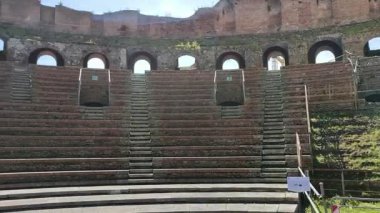 Benevento, Campania, İtalya, 26 Mart 2023: Roma Tiyatrosu 2. yüzyılda Piazza Caio Ponzio Telesino 'nun altında inşa edilmiştir.