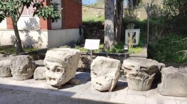 Benevento, Campania, İtalya, 26 Mart 2023: Roma Tiyatrosu 2. yüzyılda Piazza Caio Ponzio Telesino 'nun altında inşa edilmiştir.