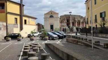 Benevento, Campania, İtalya, 26 Mart 2023: Roma Tiyatrosu 2. yüzyılda Piazza Caio Ponzio Telesino 'nun altında inşa edilmiştir.