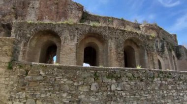 Benevento, Campania, İtalya, 26 Mart 2023: Roma Tiyatrosu 2. yüzyılda Piazza Caio Ponzio Telesino 'nun altında inşa edilmiştir.
