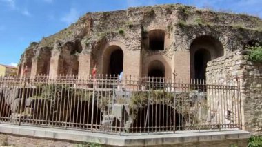 Benevento, Campania, İtalya, 26 Mart 2023: Roma Tiyatrosu 2. yüzyılda Piazza Caio Ponzio Telesino 'nun altında inşa edilmiştir.