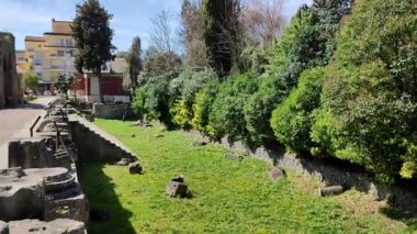 Benevento, Campania, İtalya, 26 Mart 2023: Roma Tiyatrosu 2. yüzyılda Piazza Caio Ponzio Telesino 'nun altında inşa edilmiştir.