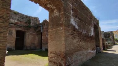 Benevento, Campania, İtalya, 26 Mart 2023: Roma Tiyatrosu 2. yüzyılda Piazza Caio Ponzio Telesino 'nun altında inşa edilmiştir.
