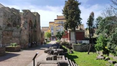 Benevento, Campania, İtalya, 26 Mart 2023: Roma Tiyatrosu 2. yüzyılda Piazza Caio Ponzio Telesino 'nun altında inşa edilmiştir.