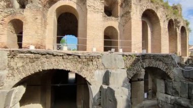 Benevento, Campania, İtalya, 26 Mart 2023: Roma Tiyatrosu 2. yüzyılda Piazza Caio Ponzio Telesino 'nun altında inşa edilmiştir.