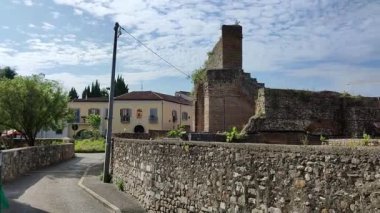 Benevento, Campania, İtalya, 26 Mart 2023: Roma Tiyatrosu 2. yüzyılda Piazza Caio Ponzio Telesino 'nun altında inşa edilmiştir.