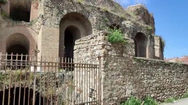 Benevento, Campania, İtalya, 26 Mart 2023: Roma Tiyatrosu 2. yüzyılda Piazza Caio Ponzio Telesino 'nun altında inşa edilmiştir.