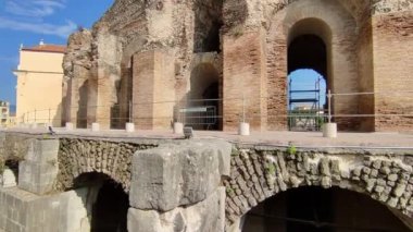 Benevento, Campania, İtalya, 26 Mart 2023: Roma Tiyatrosu 2. yüzyılda Piazza Caio Ponzio Telesino 'nun altında inşa edilmiştir.