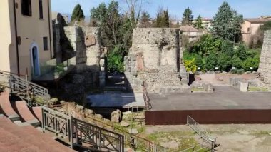 Benevento, Campania, İtalya, 26 Mart 2023: Roma Tiyatrosu 2. yüzyılda Piazza Caio Ponzio Telesino 'nun altında inşa edilmiştir.