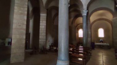 Benevento, Campania, İtalya 25 Mart 2023: Lombardlar tarafından 8. yüzyılda inşa edilen Santa Sofia Kilisesi ve 2011 yılından bu yana UNESCO miras alanı
