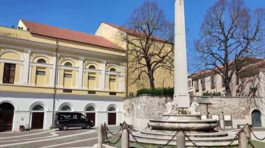 Benevento, Campania, İtalya - 25 Mart 2023: 2011 'den beri UNESCO' nun mirası olan Lombard Kilisesi, Teatro Comunale Vittorio Emanuele, Chiaromonte Çeşmesi ve 1703 'te yeniden inşa edilen Roma çan kulesi tarafından karakterize edilen Santa Sofia Meydanı