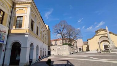 Benevento, Campania, İtalya - 25 Mart 2023: 2011 'den beri UNESCO' nun mirası olan Lombard Kilisesi, Teatro Comunale Vittorio Emanuele, Chiaromonte Çeşmesi ve 1703 'te yeniden inşa edilen Roma çan kulesi tarafından karakterize edilen Santa Sofia Meydanı