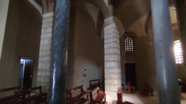 Benevento, Campania, İtalya 25 Mart 2023: Lombardlar tarafından 8. yüzyılda inşa edilen Santa Sofia Kilisesi ve 2011 yılından bu yana UNESCO miras alanı