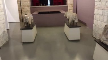 Benevento, Campania, İtalya 25 Mart 2023: Corso Garibaldi 'deki Hükümet Sarayı' nın bodrumlarında Arcos Müzesi 'nin Mısır bölümünde pembe granit heykel