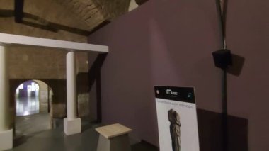 Benevento, Campania, İtalya 25 Mart 2023: Corso Garibaldi 'deki Hükümet Sarayı' nın bodrumlarında Arcos Müzesi 'nin Mısır bölümünün içi