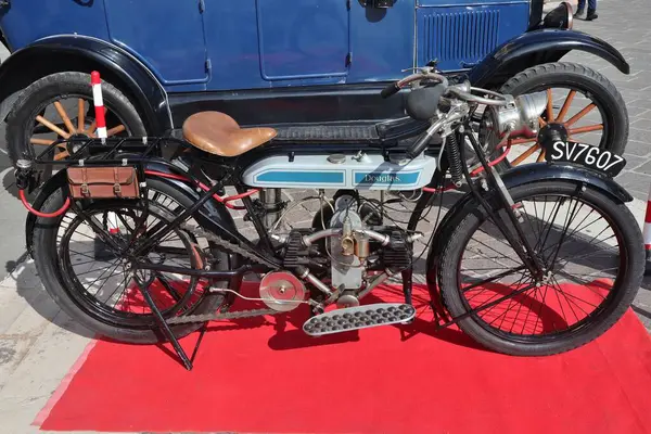 stock image Benevento, Campania, Italy  June 23, 2024: English motorcycle Douglas from 1907 in Piazza Castello on the occasion of the thirteenth edition of Streghe al Volante, the national A.S.I. event valid for the Marco Polo Trophy