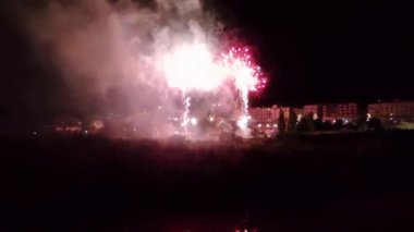 Benevento, Campania, İtalya 3 Temmuz 2024: Calore Nehri kıyısında Madonna delle Grazie onuruna havai fişek gösterisi
