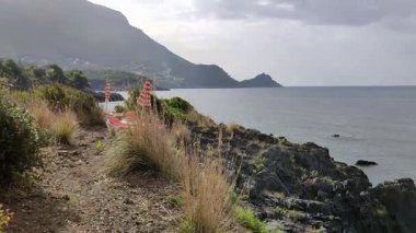 Maratea, Basilicata, İtalya - 21 Eylül 2023: Punta della Matrella 'daki İllicini Köyü' ne bakan Cliff