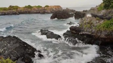 Maratea, Basilicata, İtalya - 21 Eylül 2023: Punta della Matrella 'daki İllicini Köyü' ne bakan Cliff