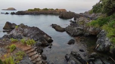 Maratea, Basilicata, İtalya - 21 Eylül 2023: Punta della Matrella 'daki İllicini Köyü' ne bakan Cliff