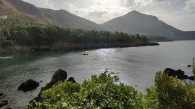 Maratea, Basilicata, İtalya - 21 Eylül 2023: Punta della Matrella 'daki İllicini Köyü' ne bakan Cliff