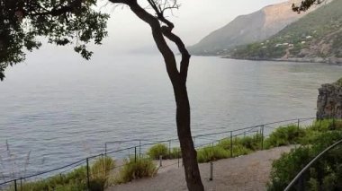 Maratea, Basilicata, İtalya - 21 Eylül 2023: Punta della Matrella 'daki İllicini Köyü' ne bakan Cliff