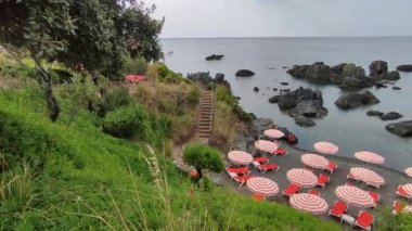 Maratea, Basilicata, İtalya - 21 Eylül 2023: Punta della Matrella 'daki İllicini Köyü' ne bakan Cliff