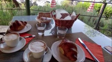 Maratea, Basilicata, İtalya - 21 Eylül 2023: Punta della Matrella 'daki İllicini Köyü' ne bakan Cliff