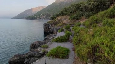 Maratea, Basilicata, İtalya - 21 Eylül 2023: Punta della Matrella 'daki İllicini Köyü' ne bakan Cliff
