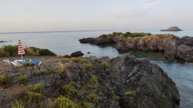 Maratea, Basilicata, İtalya - 21 Eylül 2023: Punta della Matrella 'daki İllicini Köyü' ne bakan Cliff