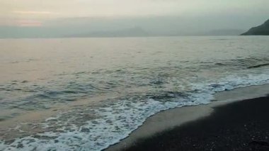 Maratea, Basilicata, İtalya - 22 Eylül 2023: Cala Jannita 'da Scoglio SantJanni' nin önünde Black Beach
