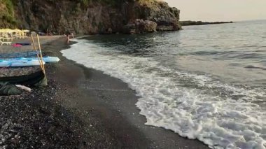 Maratea, Basilicata, İtalya - 22 Eylül 2023: Cala Jannita 'da Scoglio SantJanni' nin önünde Black Beach