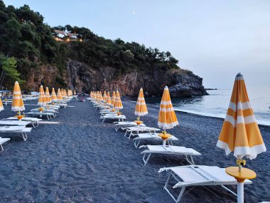 Maratea, Basilicata, İtalya - 22 Eylül 2023: Cala Jannita 'da Scoglio SantJanni' nin önünde Black Beach