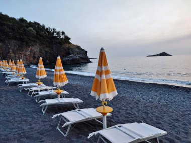 Maratea, Basilicata, İtalya - 22 Eylül 2023: Cala Jannita 'da Scoglio SantJanni' nin önünde Black Beach