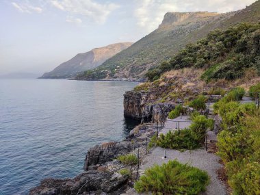 Maratea, Basilicata, İtalya - 22 Eylül 2023: Şafakta Le Terrazze Solaryumundan Punta della Matrella 'daki uçurum