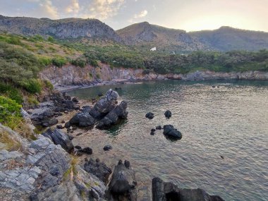 Maratea, Basilicata, İtalya - 21 Eylül 2023: Şafakta Villaggio Illicini 'den Calavecchia Sahili