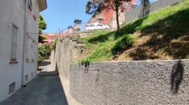 Napoli, Campania, İtalya 26 Temmuz 2024: Borgo di Santa Lucia 'daki Echia Dağı Pizzofalcone Bakış Alanı