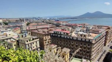 Napoli, Campania, İtalya 26 Temmuz 2024: Borgo di Santa Lucia 'daki Echia Dağı' ndaki Belvedere di Pizzofalcone 'den Panorama