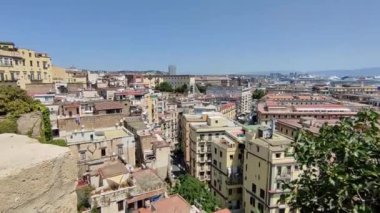 Napoli, Campania, İtalya 26 Temmuz 2024: Borgo di Santa Lucia 'daki Echia Dağı' ndaki Belvedere di Pizzofalcone 'den Panorama