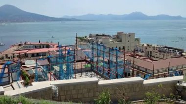 Napoli, Campania, İtalya 26 Temmuz 2024: Borgo di Santa Lucia 'daki Echia Dağı' ndaki Belvedere di Pizzofalcone 'den Panorama