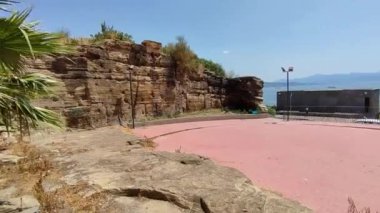 Napoli, Campania, İtalya 26 Temmuz 2024: Borgo di Santa Lucia 'daki Echia Dağı Pizzofalcone Bakış Alanı