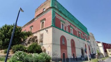 Napoli, Campania, İtalya 26 Temmuz 2024: Borgo di Santa Lucia 'daki Echia Dağı Pizzofalcone Bakış Alanı