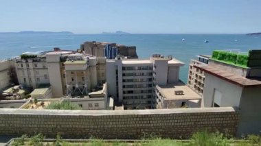 Napoli, Campania, İtalya 26 Temmuz 2024: Borgo di Santa Lucia 'daki Echia Dağı' ndaki Belvedere di Pizzofalcone 'den Panorama